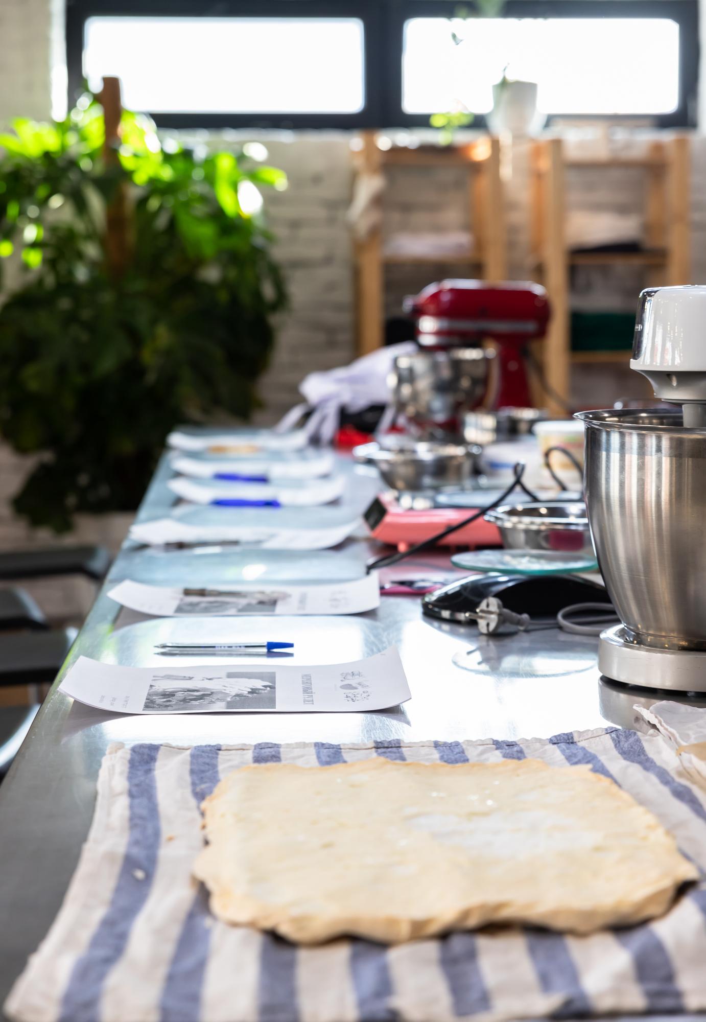 Interno del laboratorio culinario con utensili