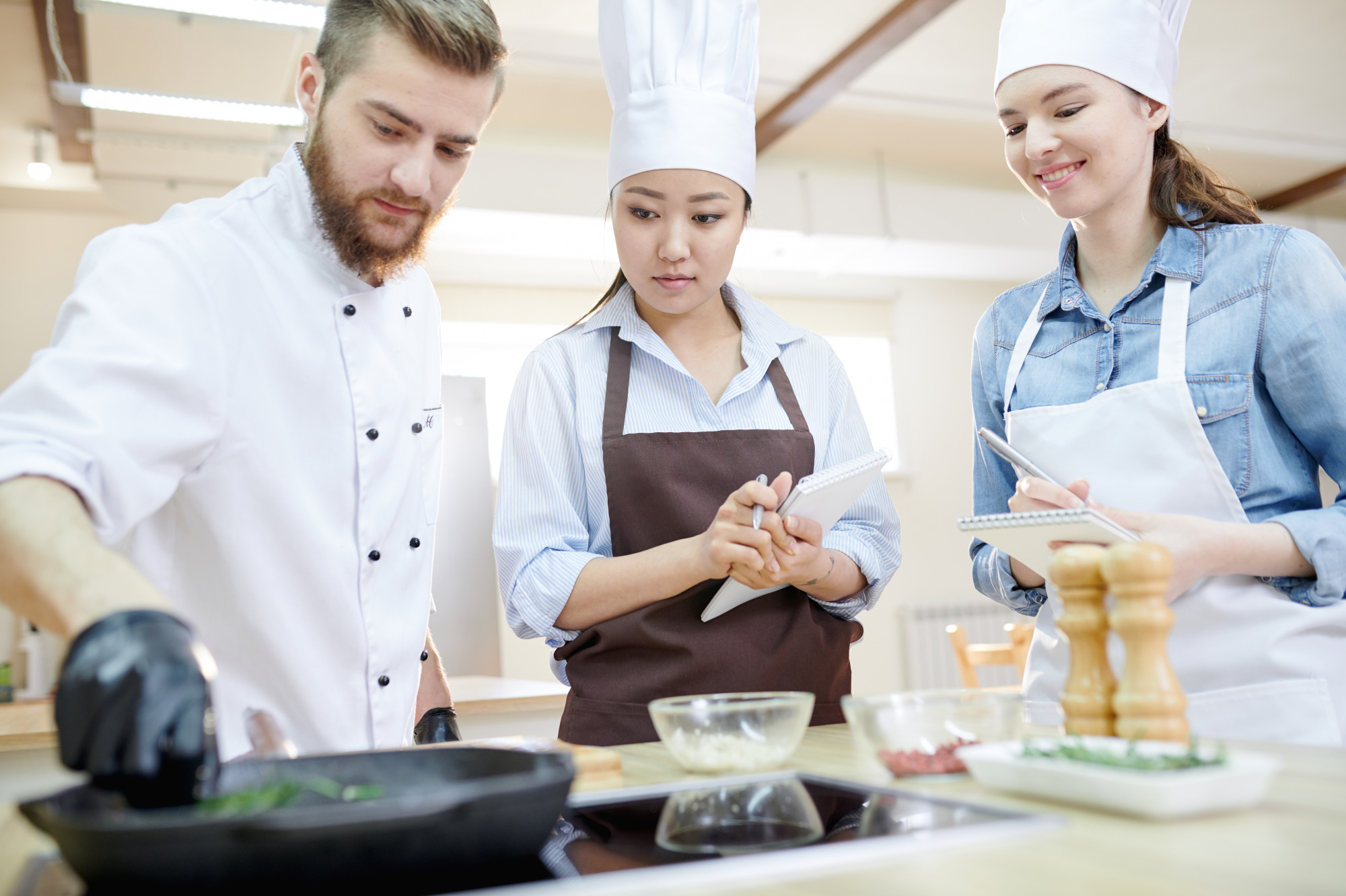 Interno laboratorio con cuoco che insegna