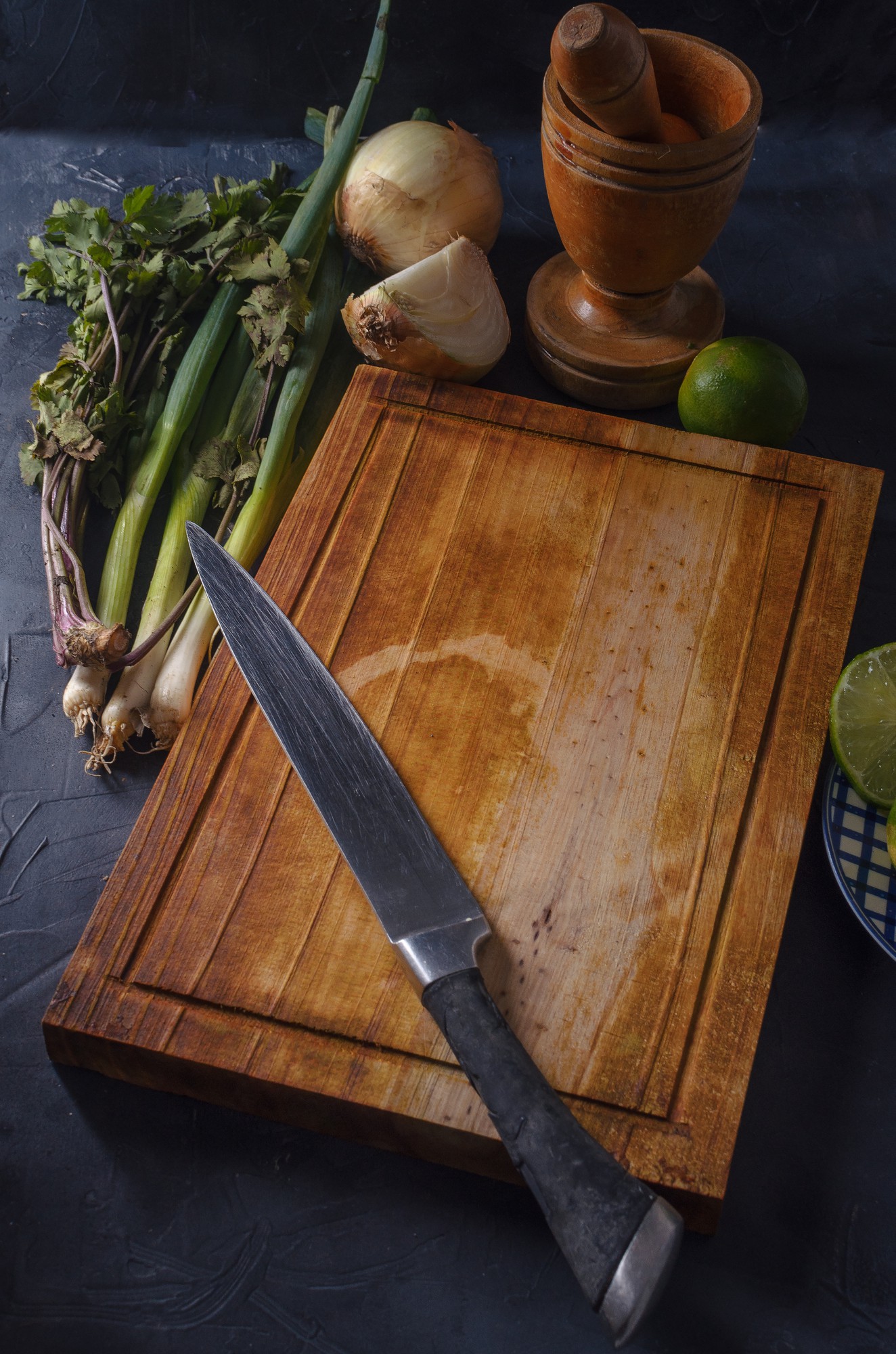 Dettaglio su coltello e tagliere in legno